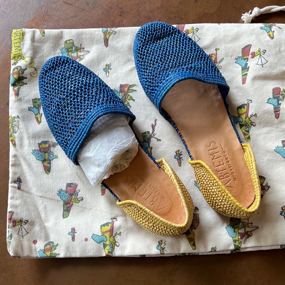 Artemis, 7.5, woven flat. Gently worn.